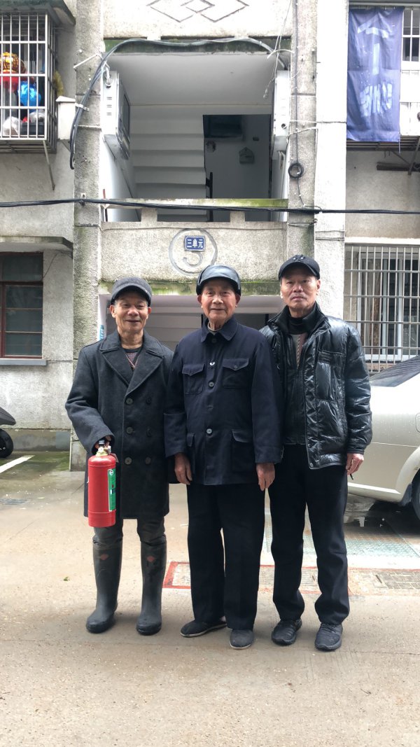 从右到左，75岁罗亚洲，88岁应献岳，74岁王同孝.jpg