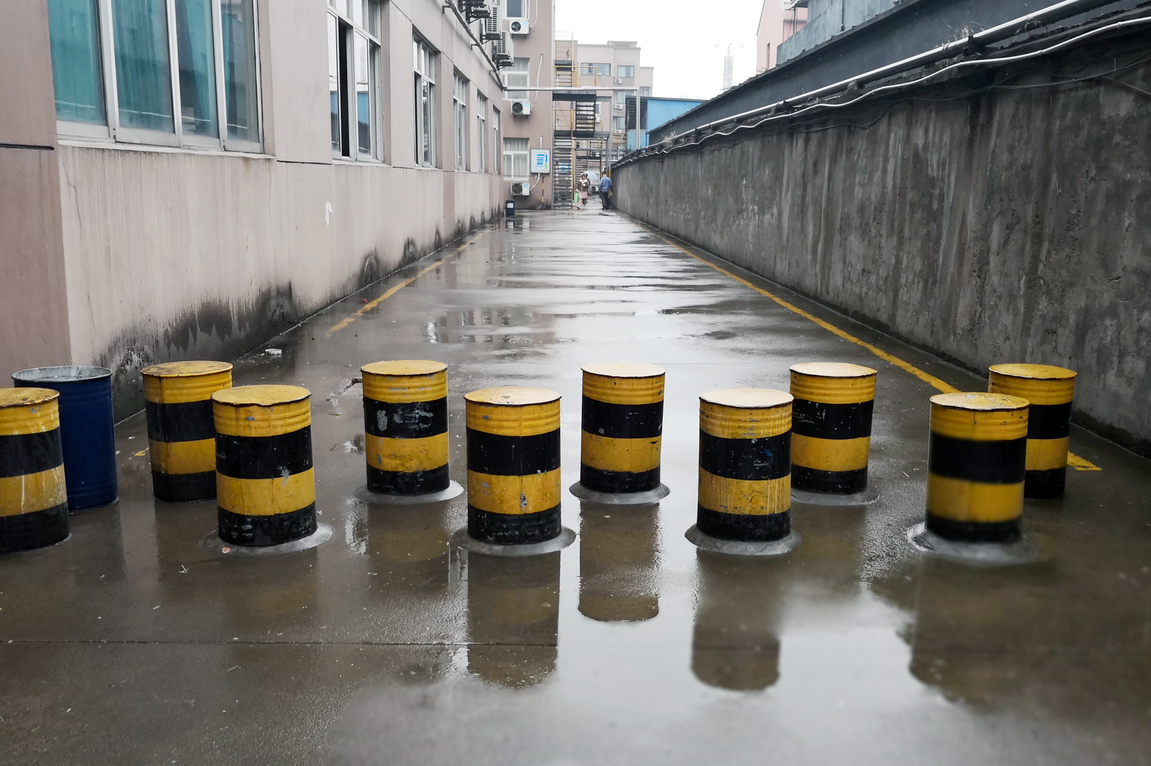 消防车通道形同虚设.jpg