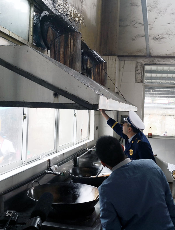 检查存在隐患的油烟管道.jpg