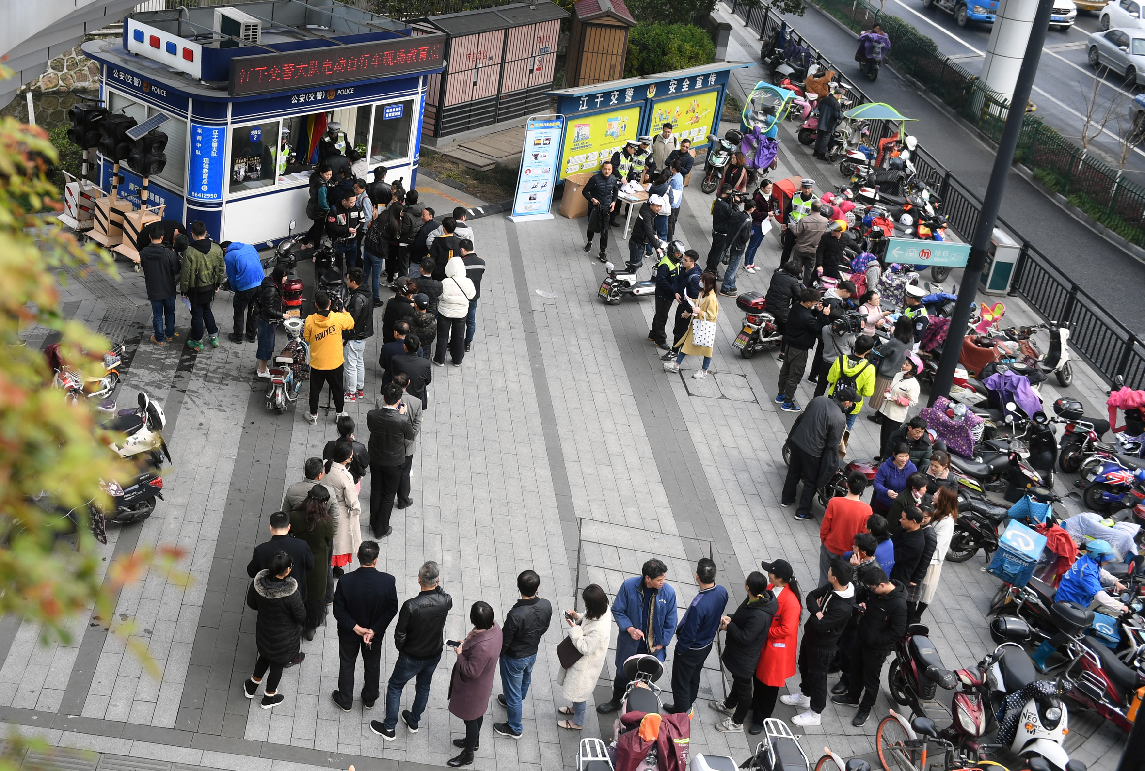 现场排起了长队2.jpg