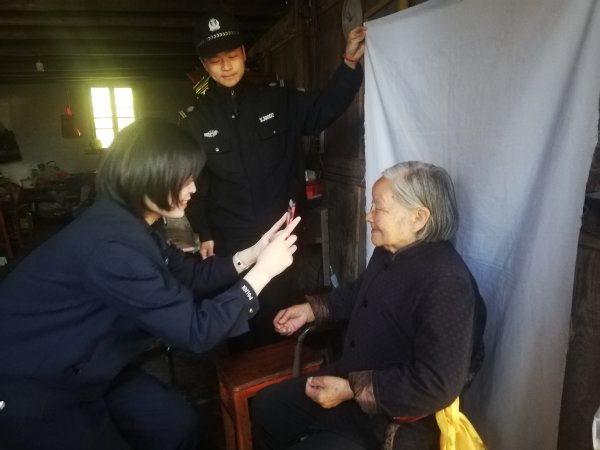 上门为老人办理身份证件.jpg