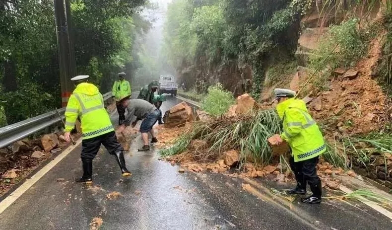 暴雨来临，杭州临安交警第一时间启动恶劣天气应急预案，全体民警、辅警全部上路开展隐患排查和路面保安保畅工作。.jpg