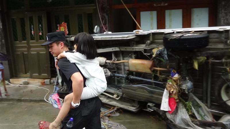 警方救援群众.jpg