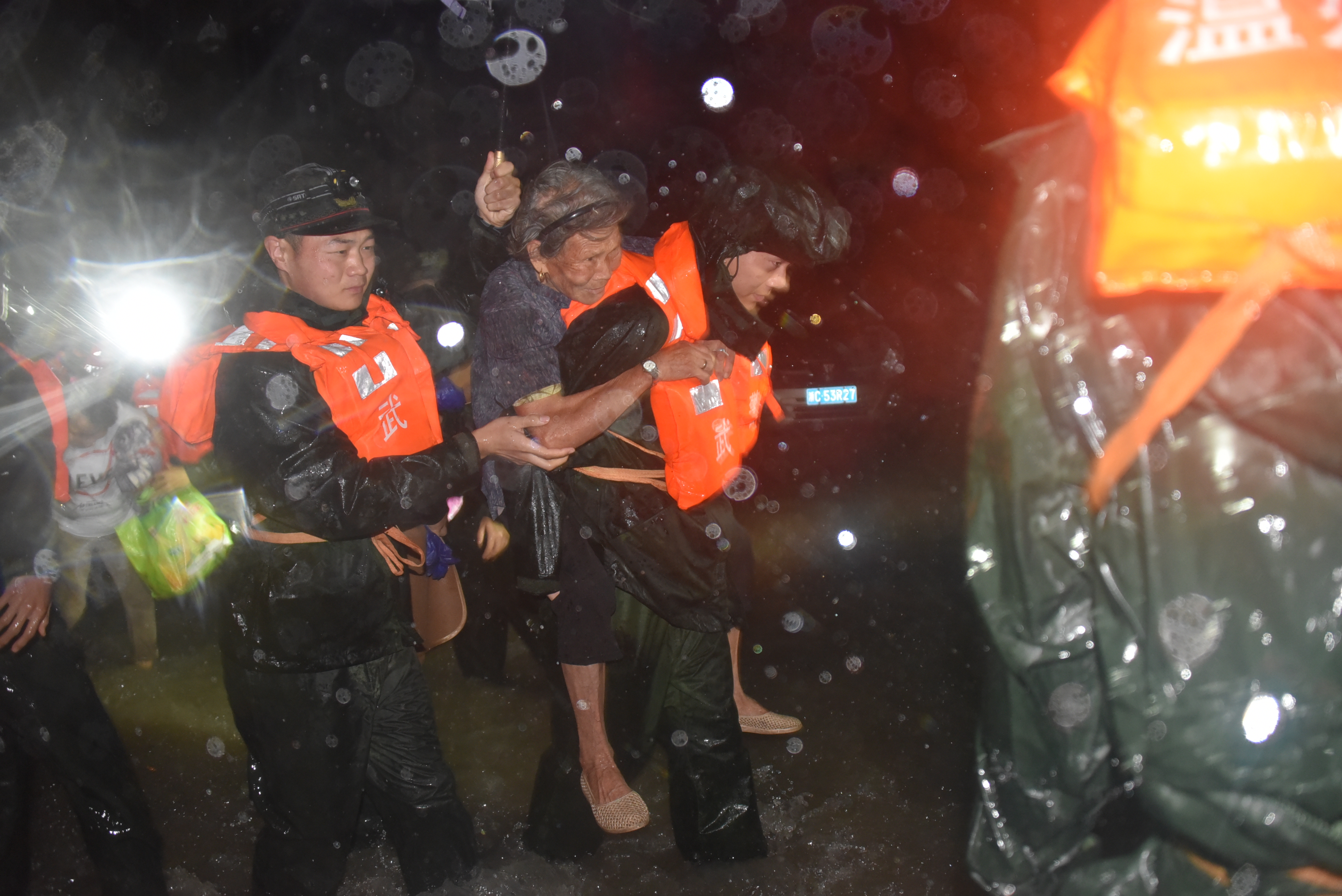 武警温州支队教官在乐清抗灾.jpeg