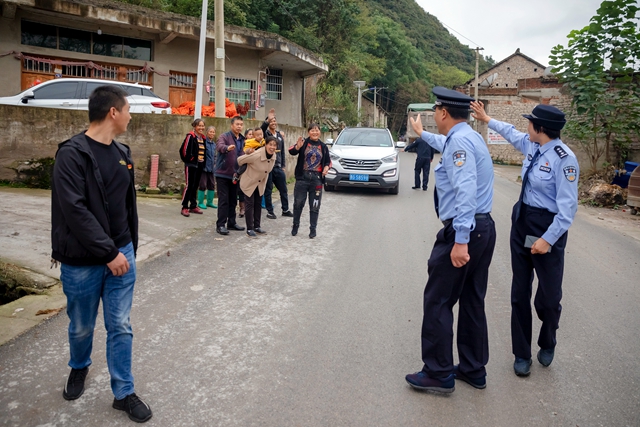刘云焕的贵州家人送别长兴民警及村干部.jpg