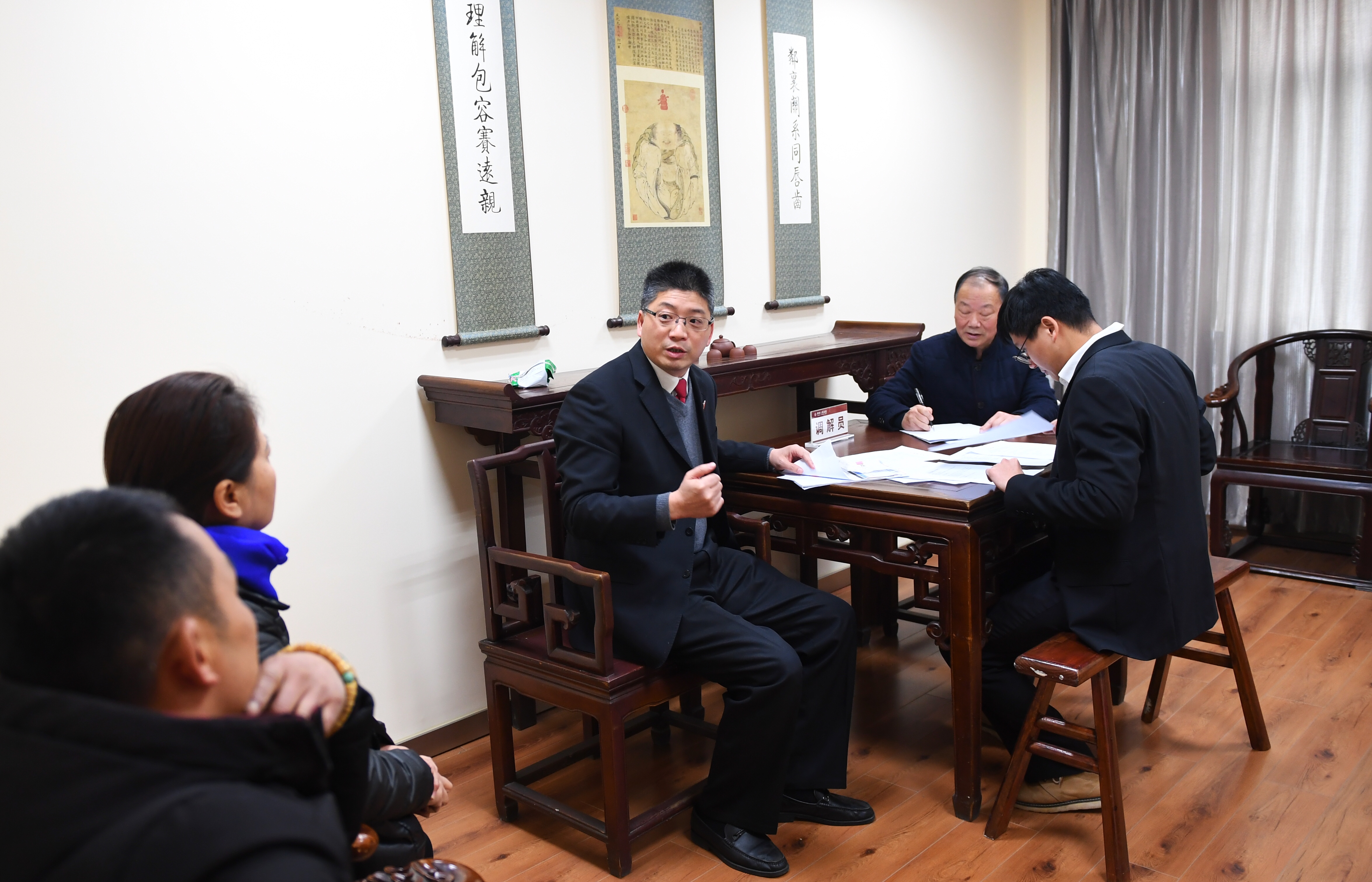 走进枫桥法庭调解室.jpg