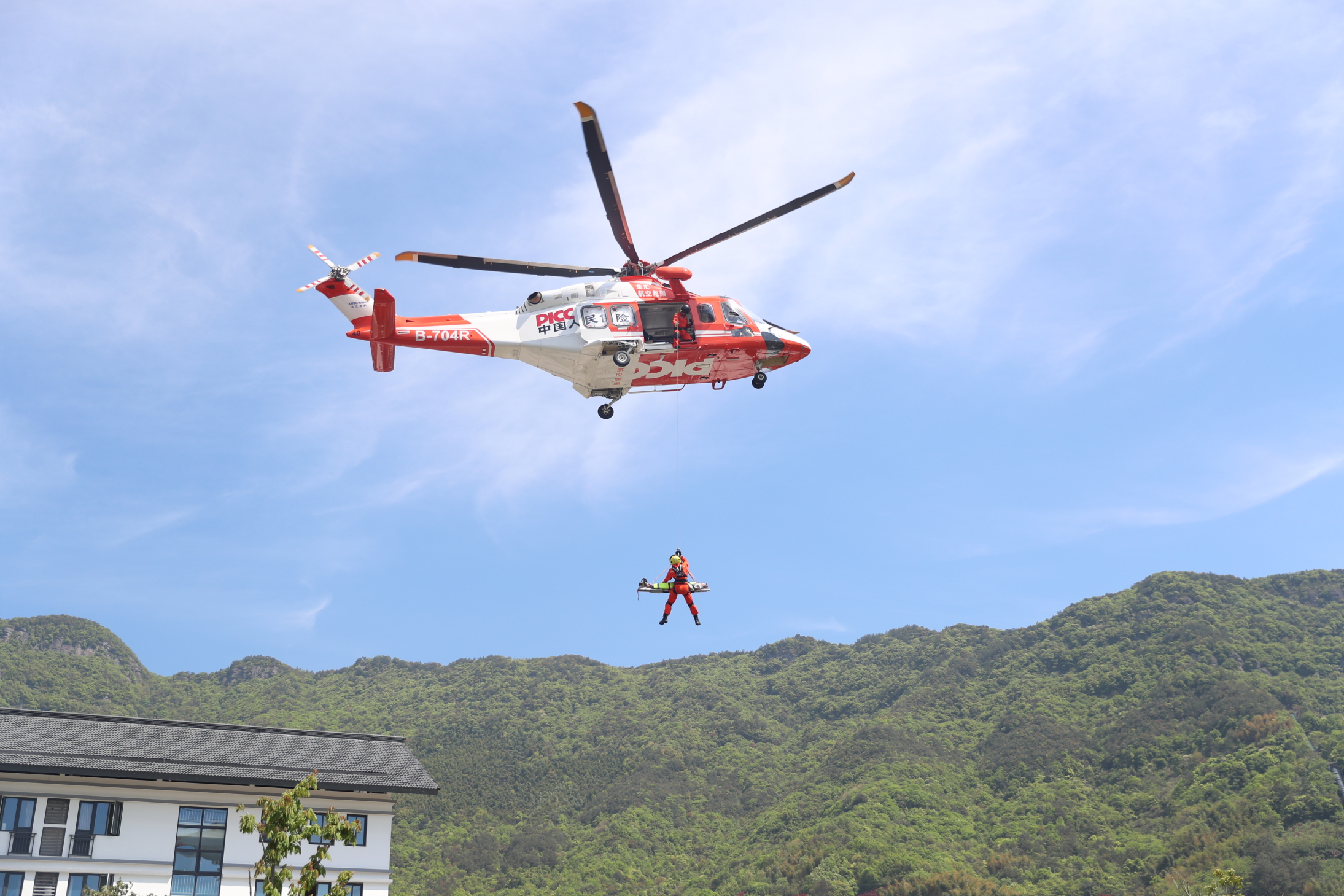 直升飞机联动参与临安山体滑坡灾害事故救援.jpg