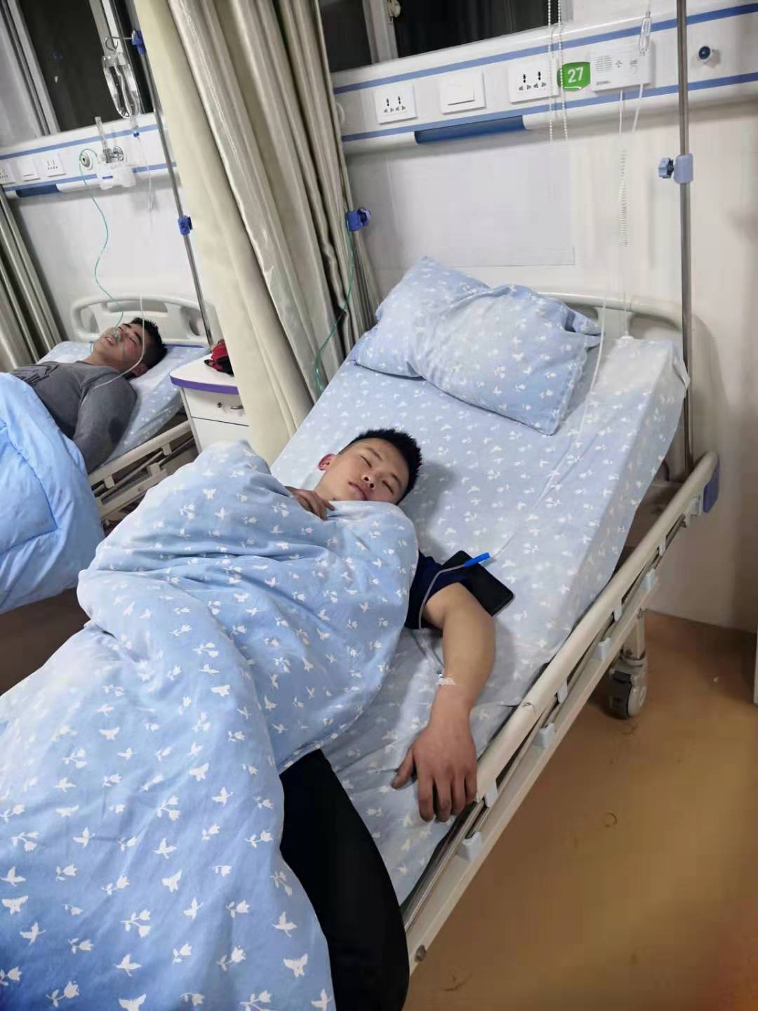 体力透支严重的曾文林和队友在输液.jpg