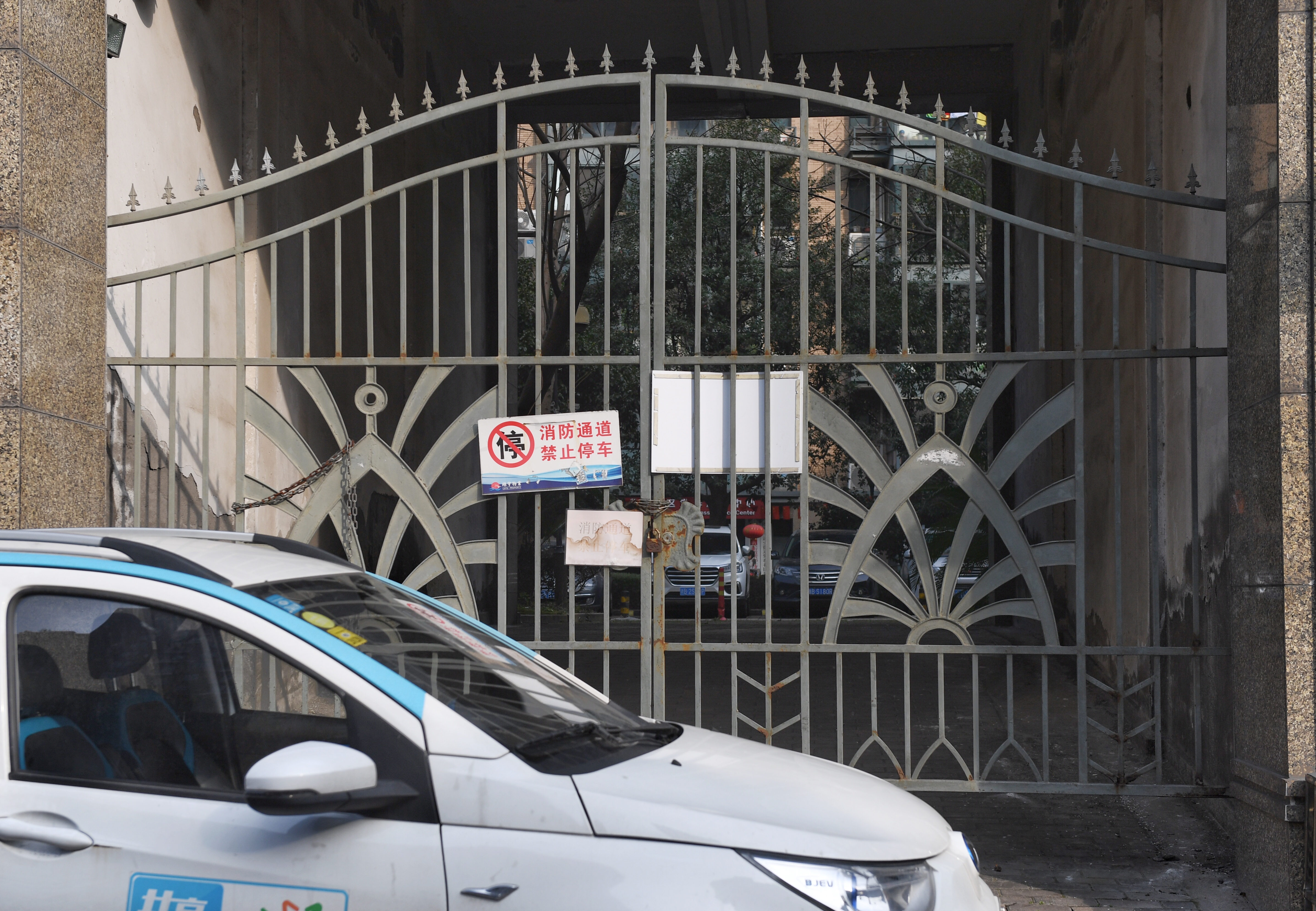 消防车通道口被车辆堵塞.jpg
