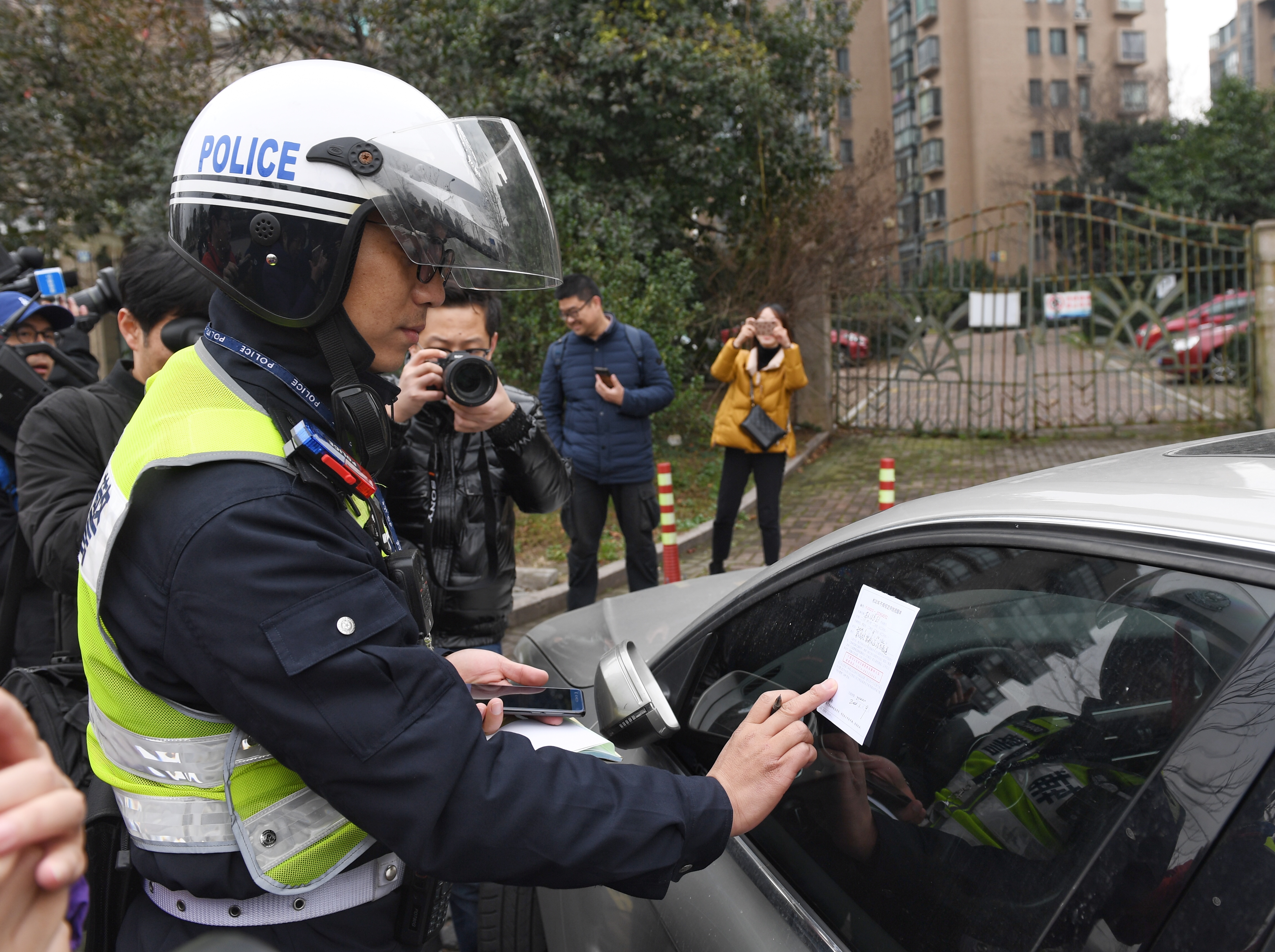 交警处罚违停车辆.jpg