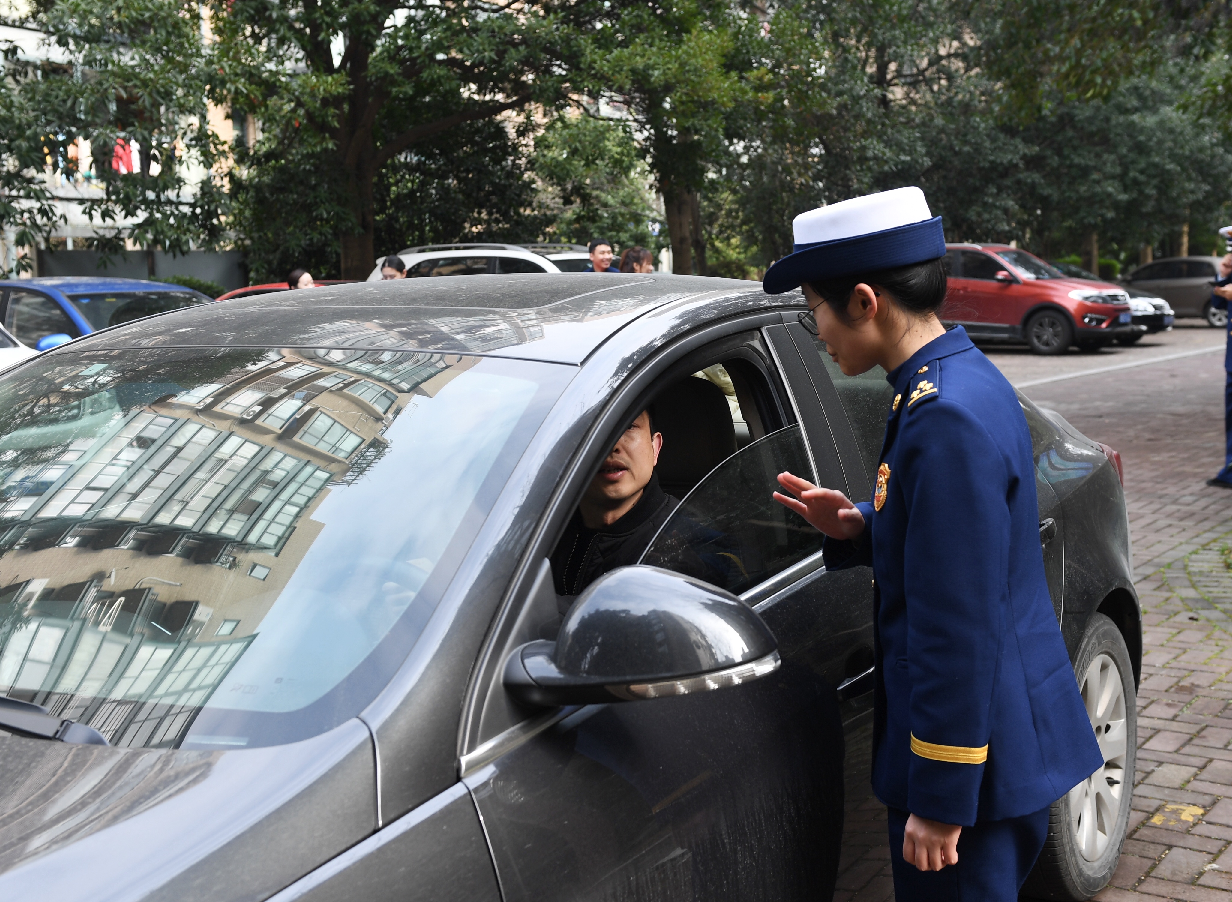 消防执法人员对违停车主进行批评教育.jpg