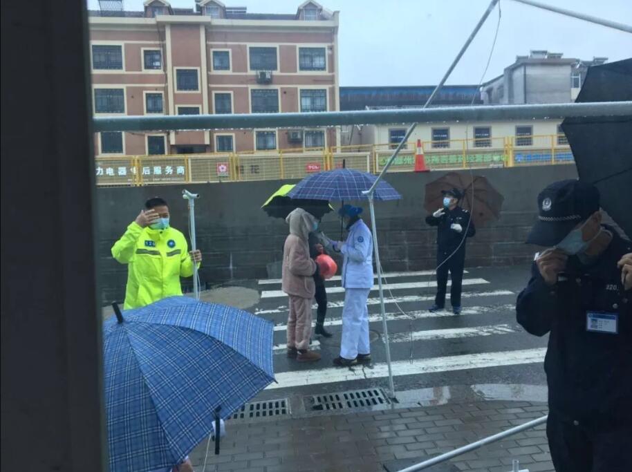 左一穿雨衣的是曹爸爸，撑伞的护士是曹妈妈.jpg