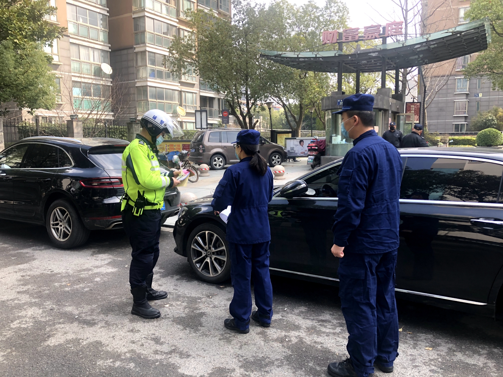 消防监督执法人员和值勤交警就违法占用消防通道车辆进行现场取证.jpg