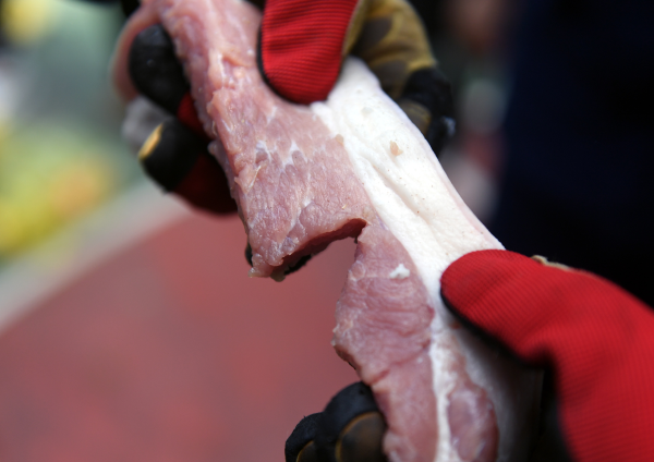 肉被切出一道大口子.png