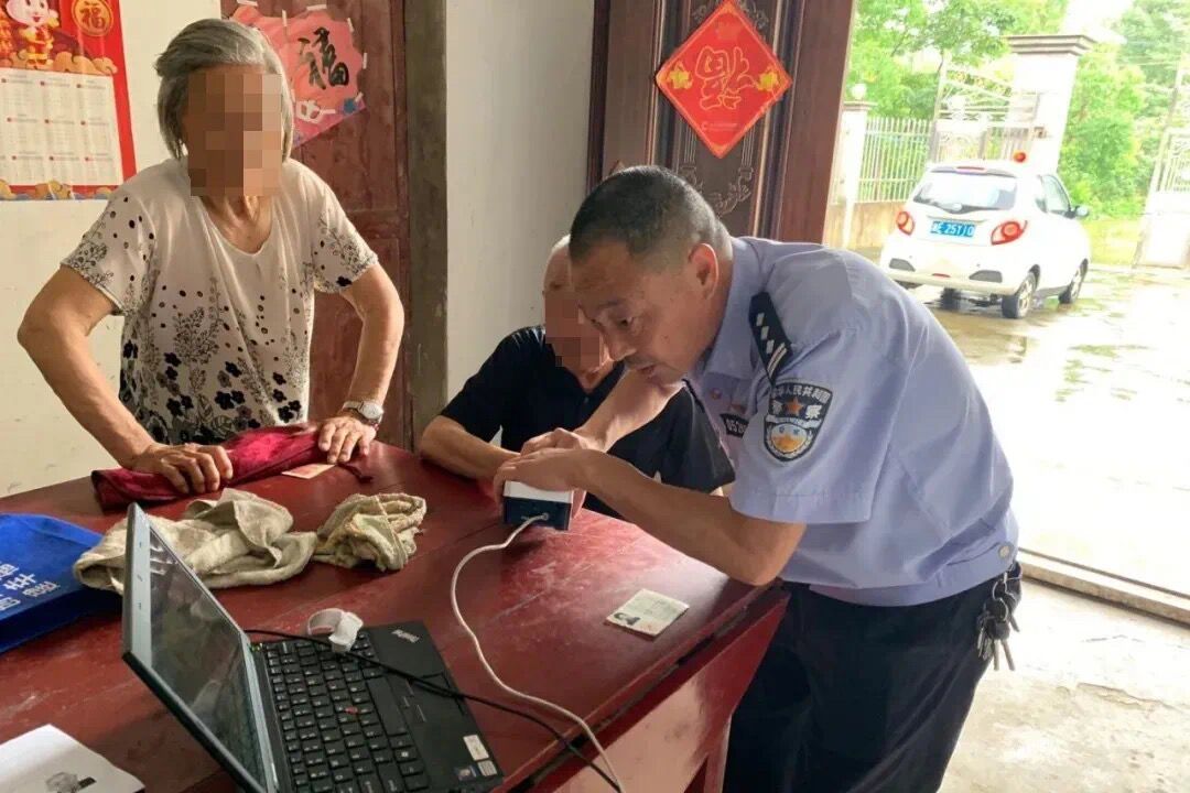 民警上门采集身份信息.png