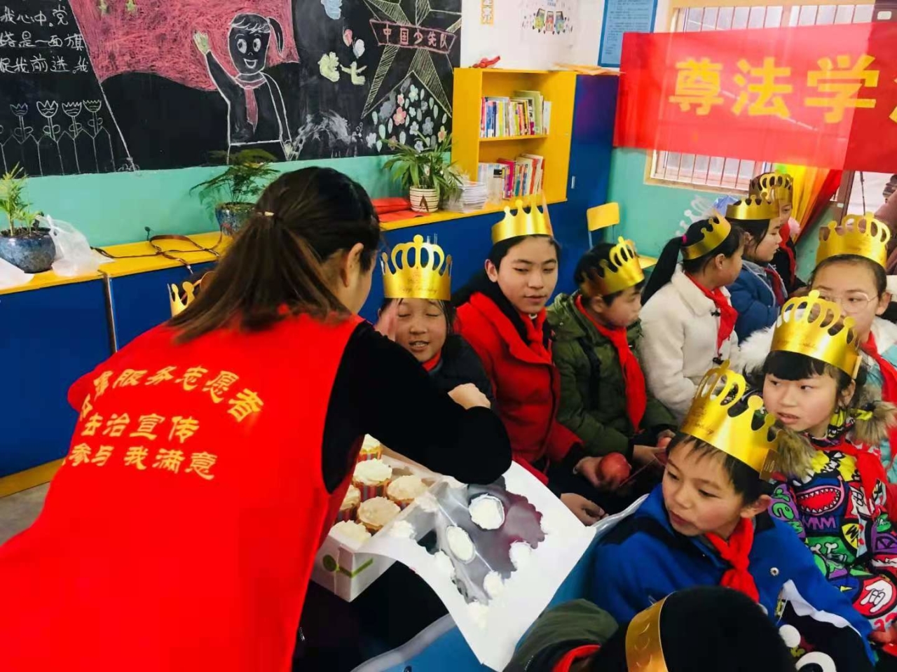 普法课上为同学们过生日.jpg