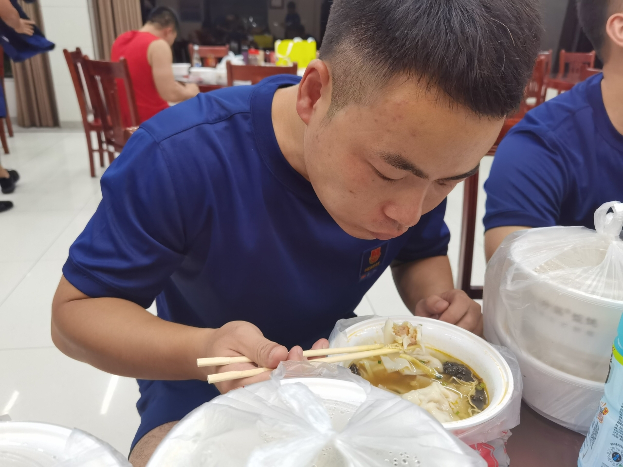 消防员深夜收到爱心馄饨.jpg