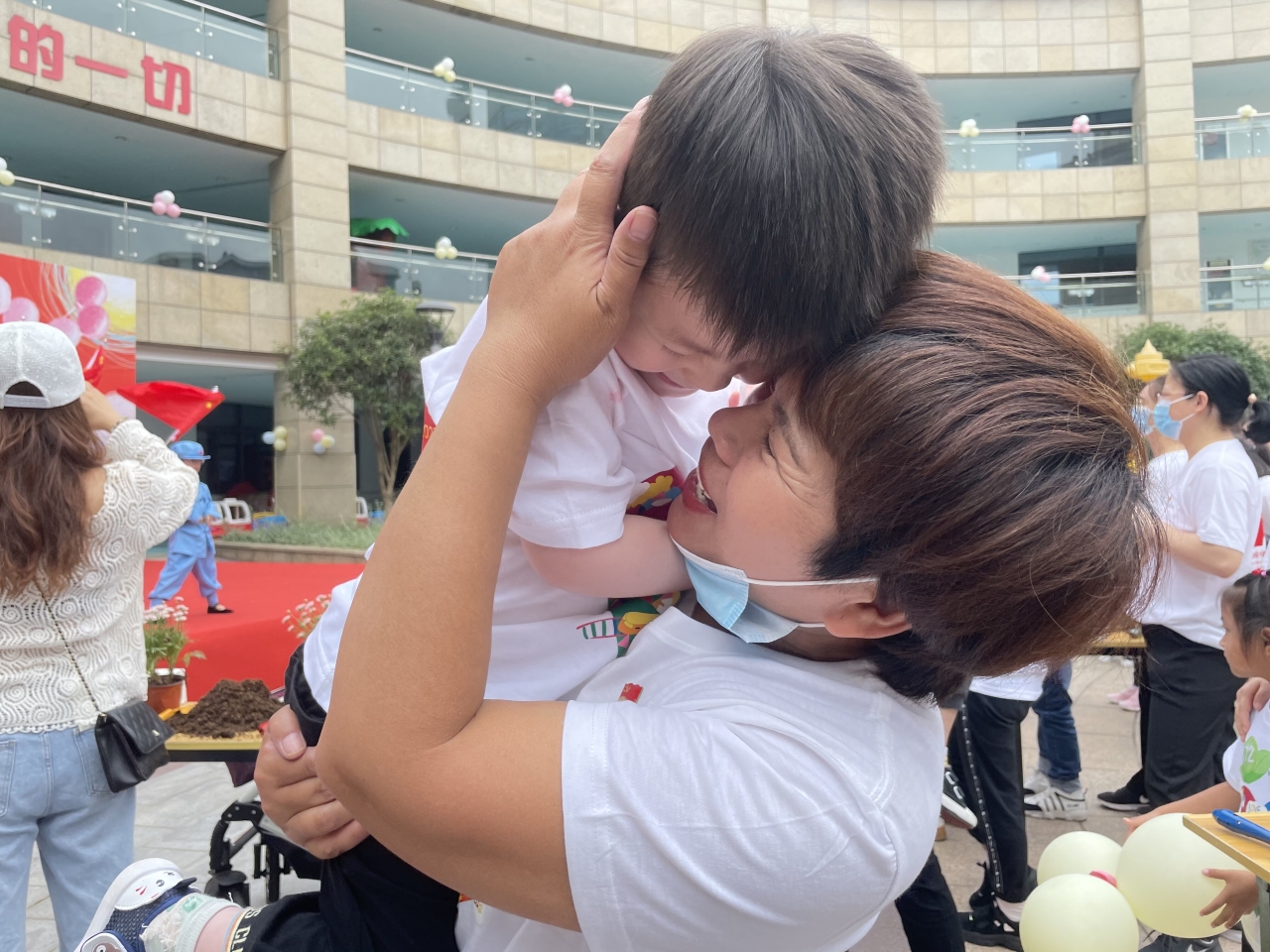 孩子对“侠妈妈”很亲昵.jpg