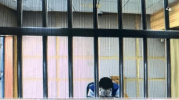 面对父亲的教导，饶某泣不成声.jpg