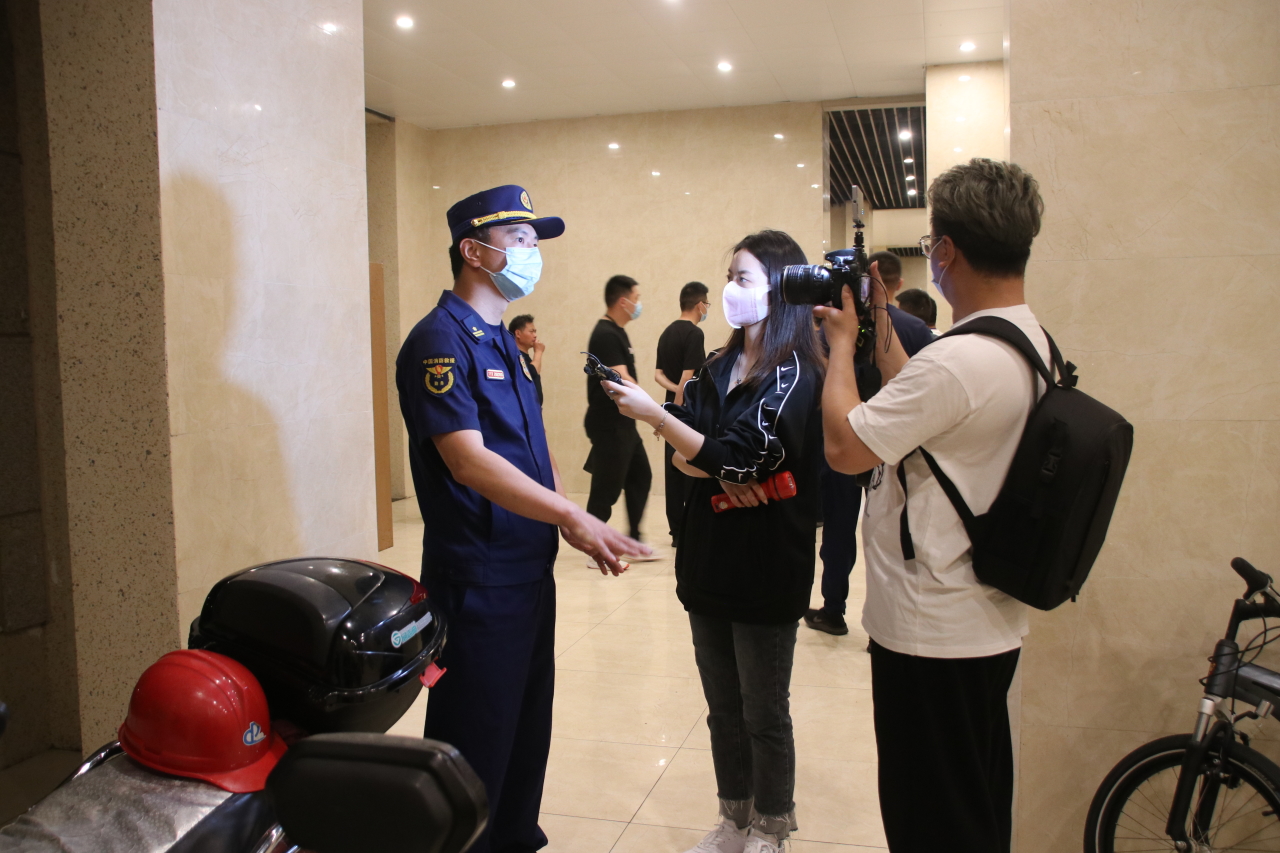 玉环传媒中心对玉环市消防救援大队监督执法人员进行采访.JPG
