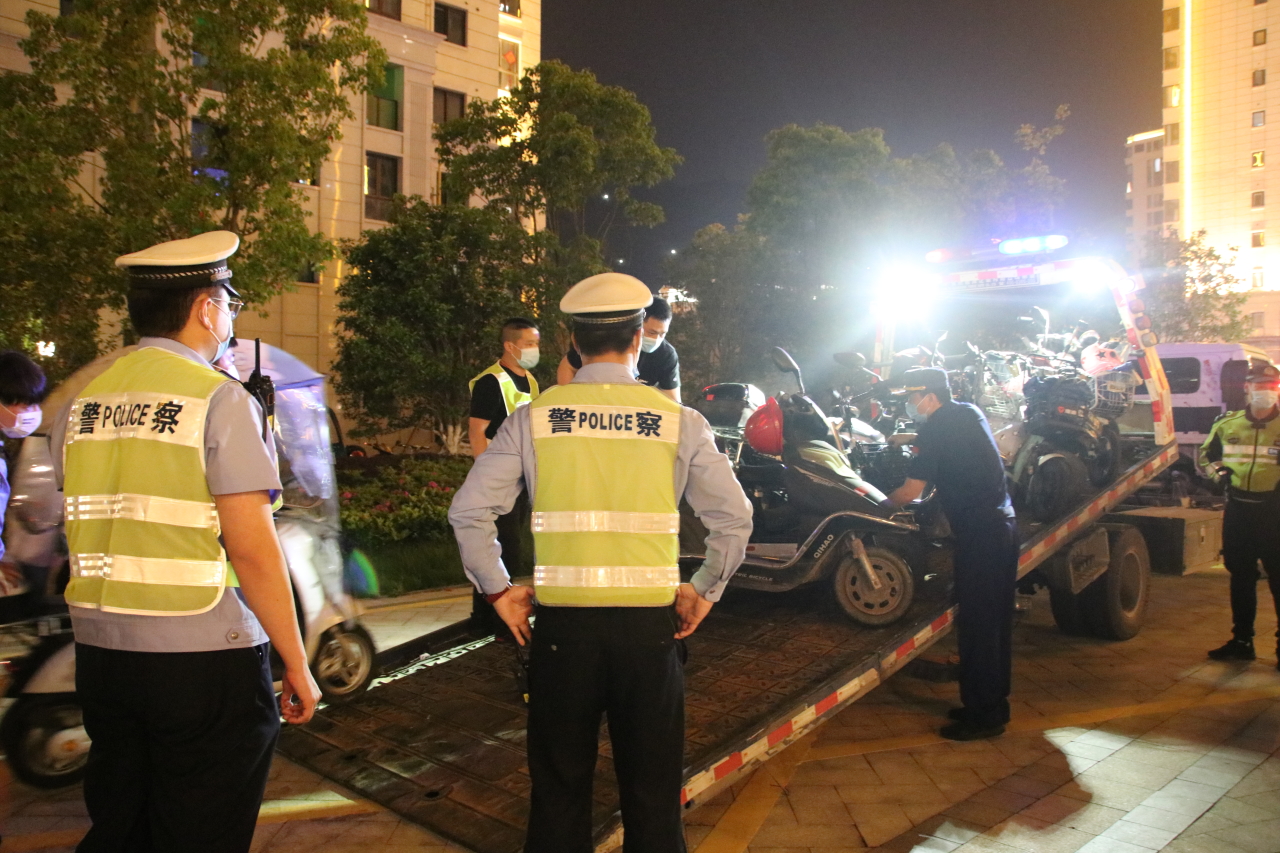 联合执法组对拒不整改的，采取当场扣车的处罚.JPG