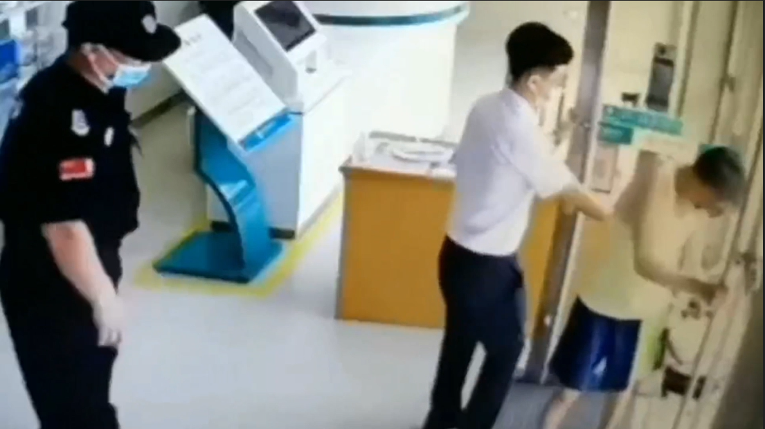 大堂经理将老人迎进门.png
