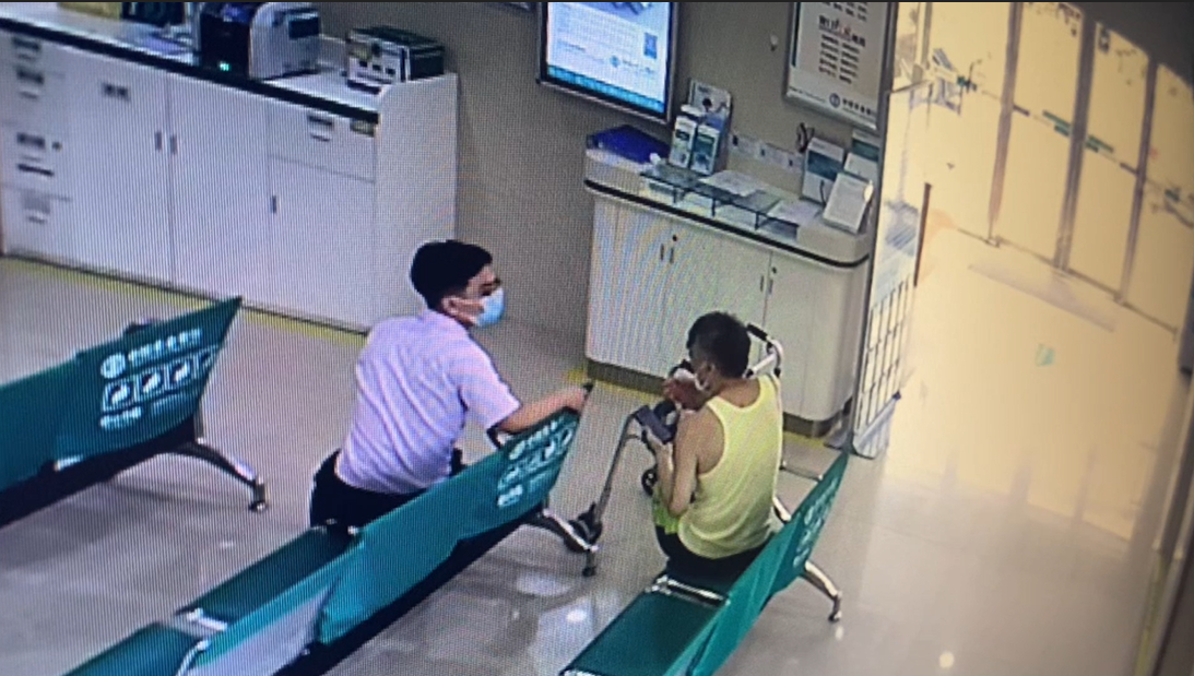 大堂经理劝说老人不要汇款.png