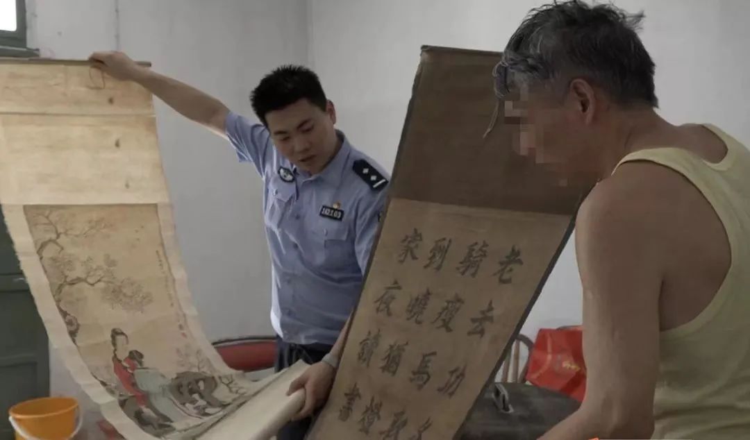 老人收藏的字画.jpg