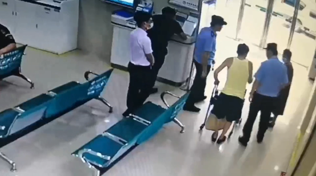电信诈骗成功阻止，老人和民警离去.png