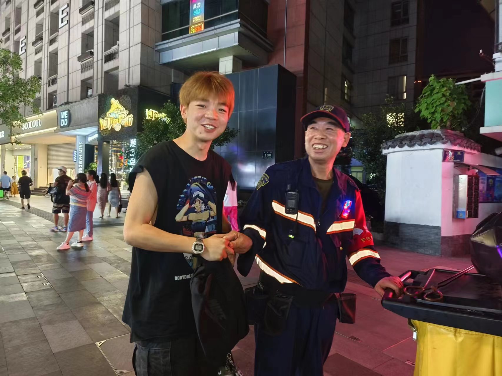 帮游客找到丢失的物品.jpg