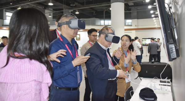 体验VR虚拟展厅.jpg