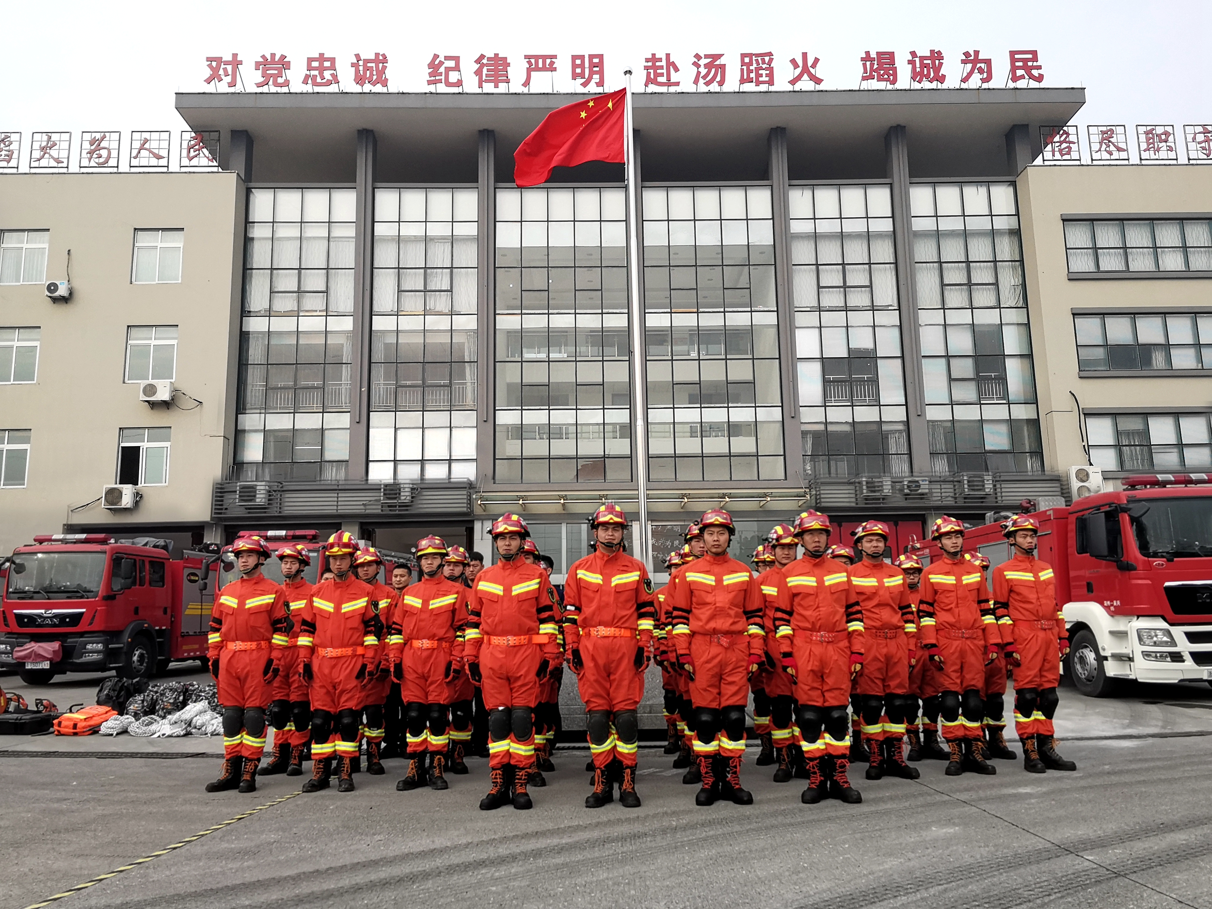 学生们正在亲.jpg