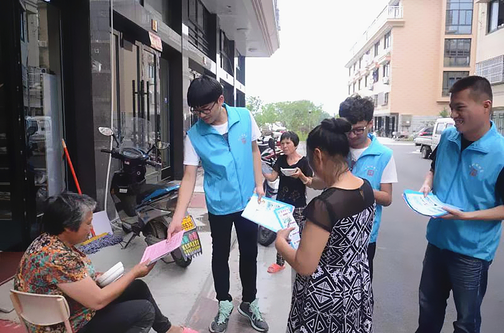 网格员进村入户宣传防溺水工作.jpg