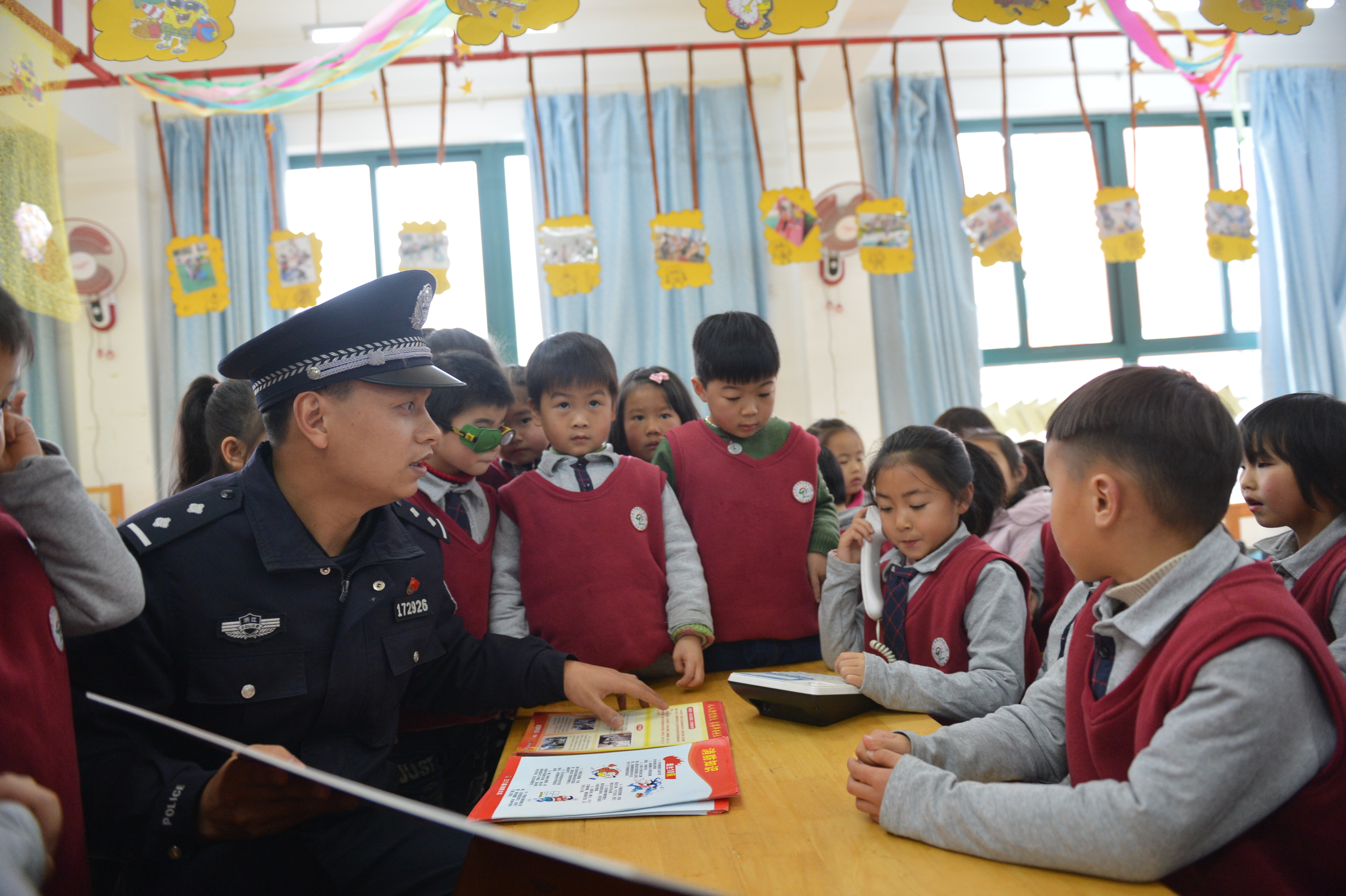 民警进校开展无盗抢宣传.jpg