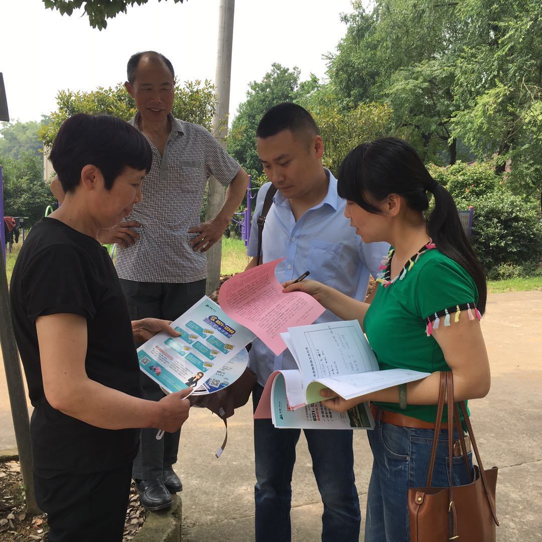 网格员向村民发放气象防灾减灾风险图.png