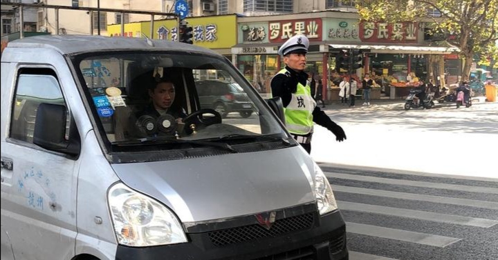 交警排查路面.jpg