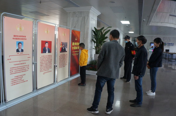 1b公众参观国家安全教育展览.jpg