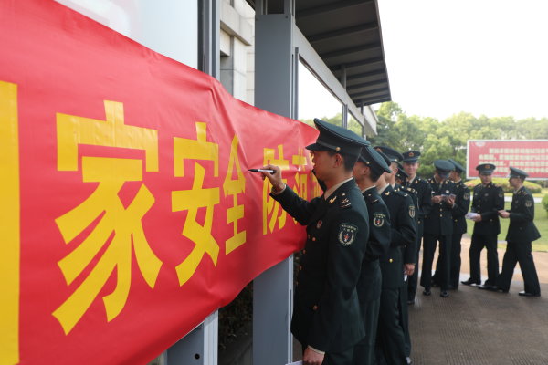 2a总体国家安全观宣传教育工作进军营.jpg