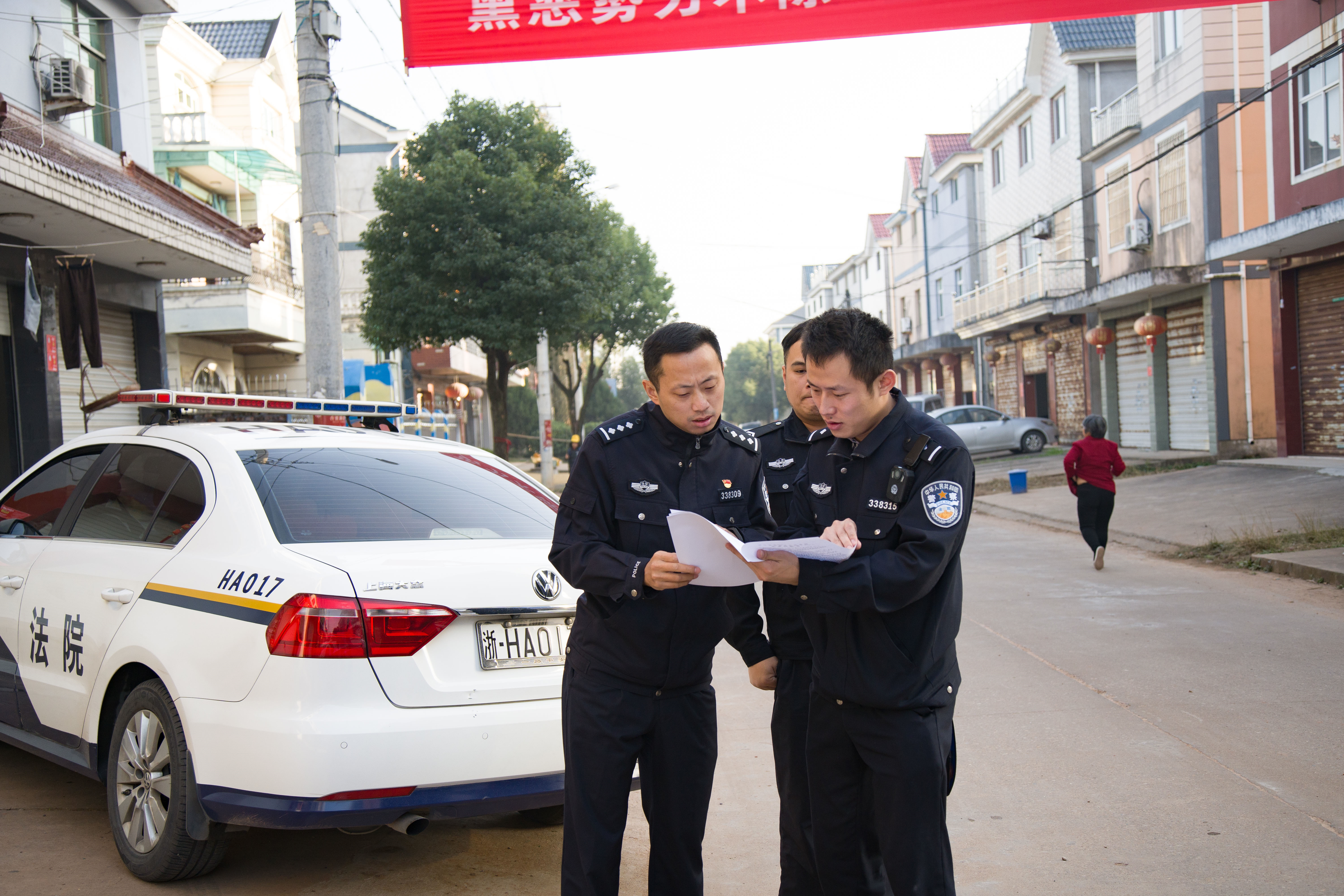 执行干警根据执行清单寻找被执行人.png