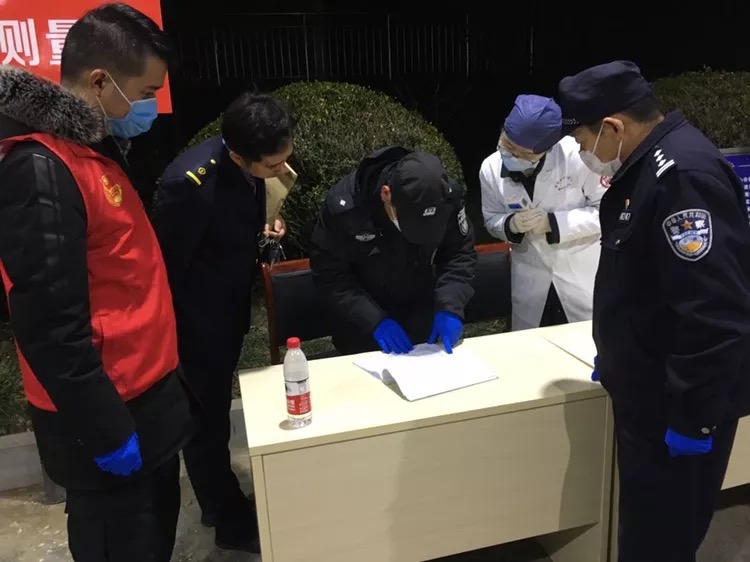 金海龙（右一）在火车站执勤.png