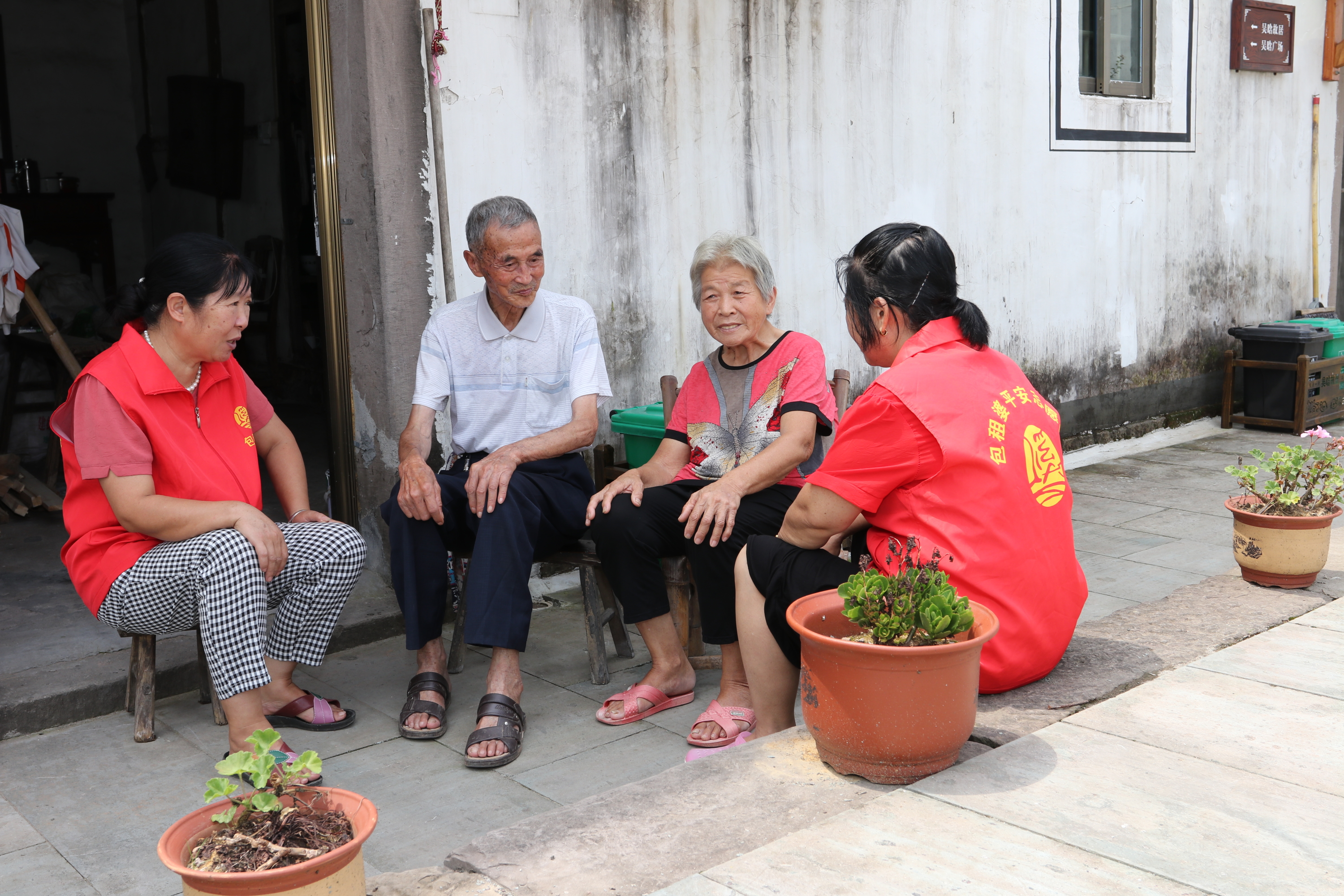 “包租婆”上门拉家常了解民意.jpg