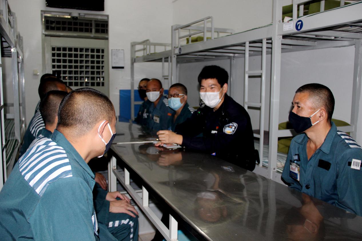 监狱民警走进罪犯小组了解情况.png