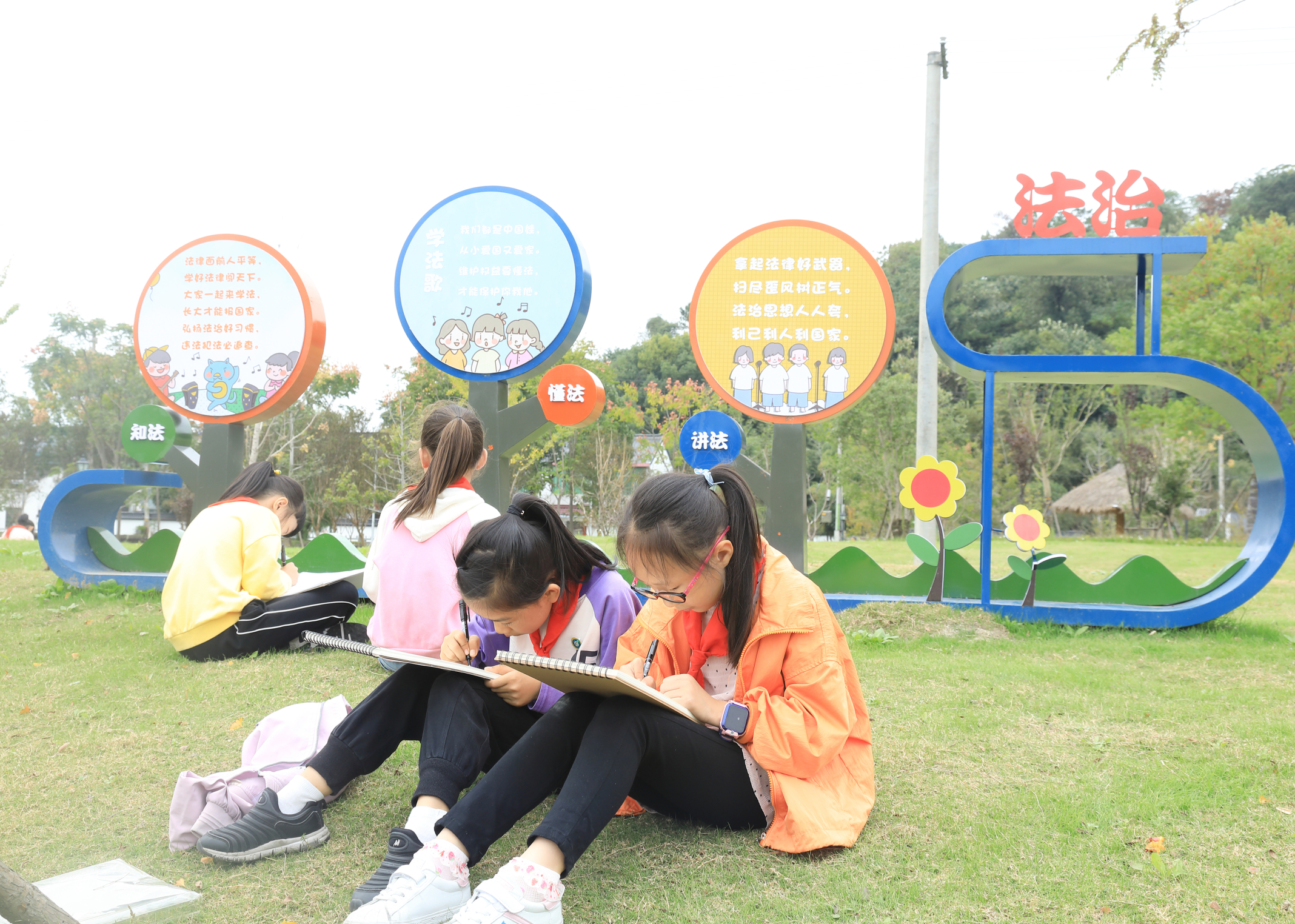 小学生走进担山村法治公园参观学习.jpg