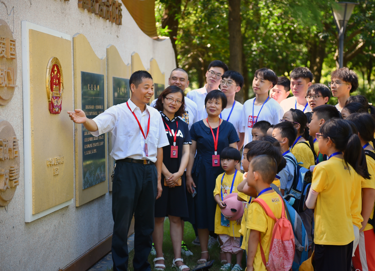（对应第3部分）街道人大代表、“法律明白人”为“小候鸟”讲宪法.png