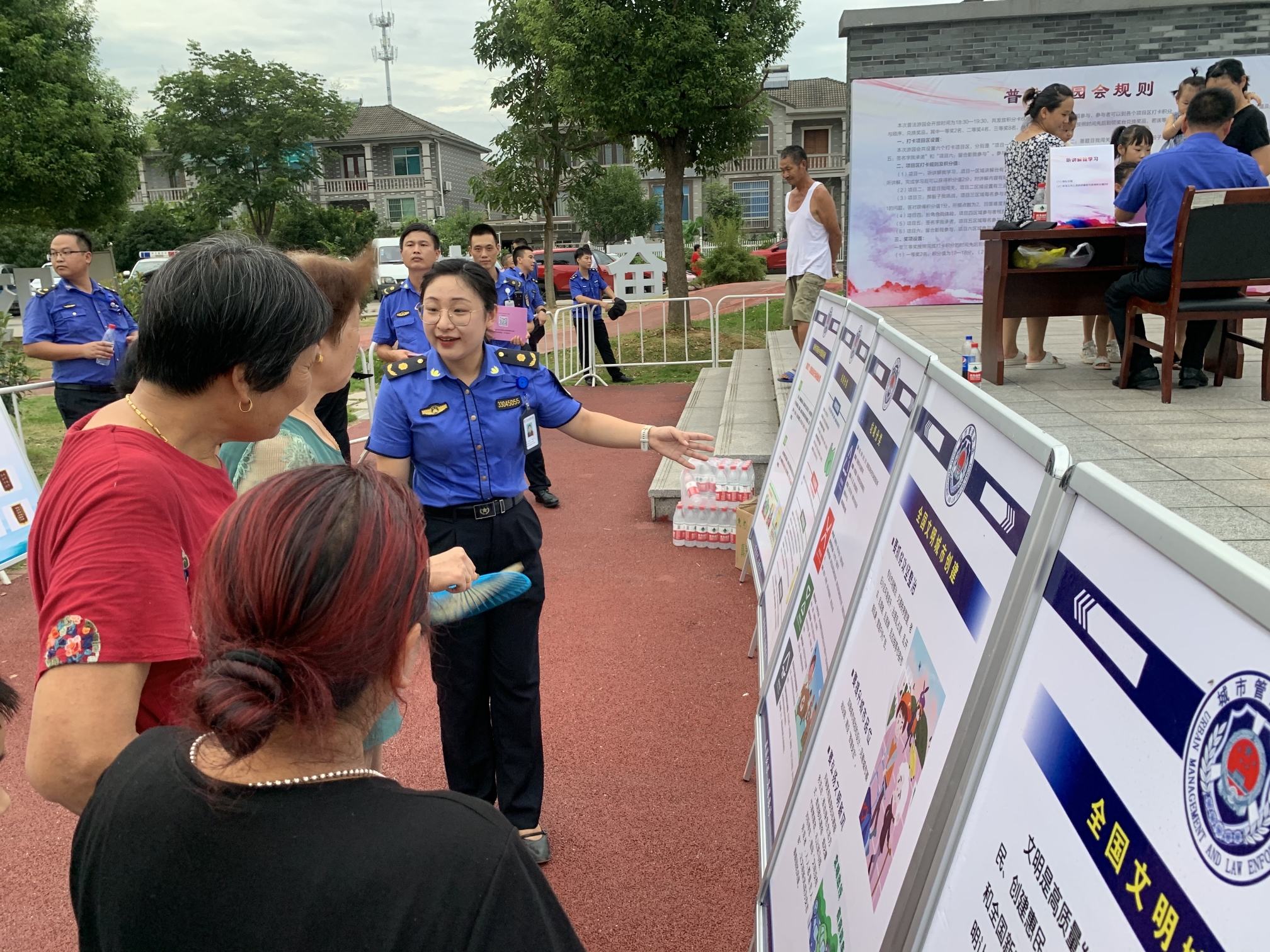 游园会上了解城管工作.jpg