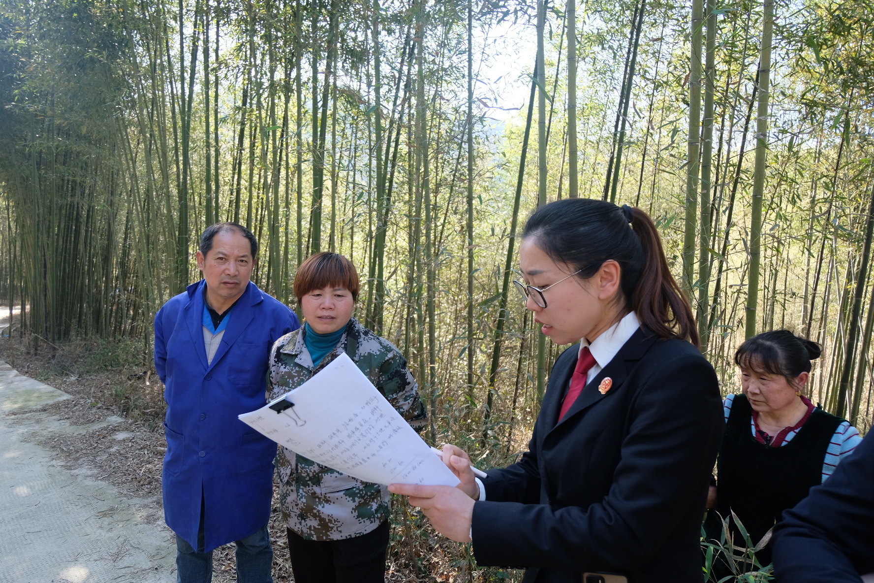 德清县法院的“村巷法官”徐银银.jpg