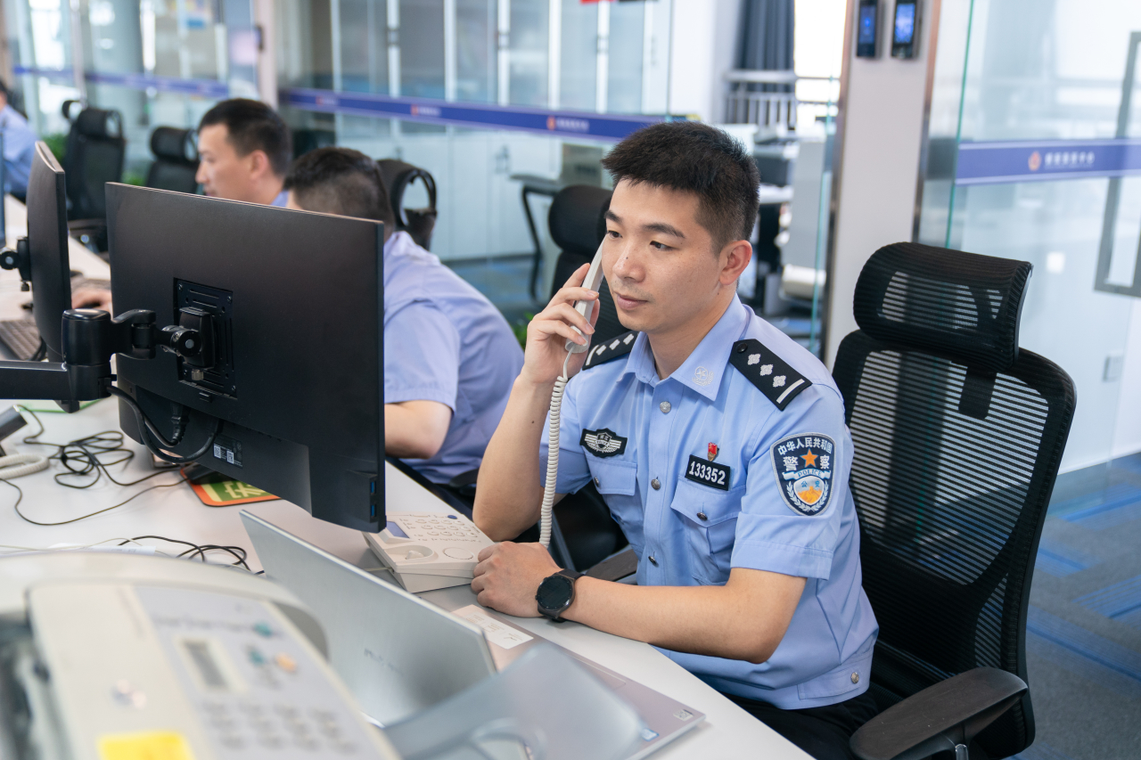 在线反诈民警柯李敏通过警务数字化平台信息碰撞快速确定相关信息　（第三个小标）.jpg