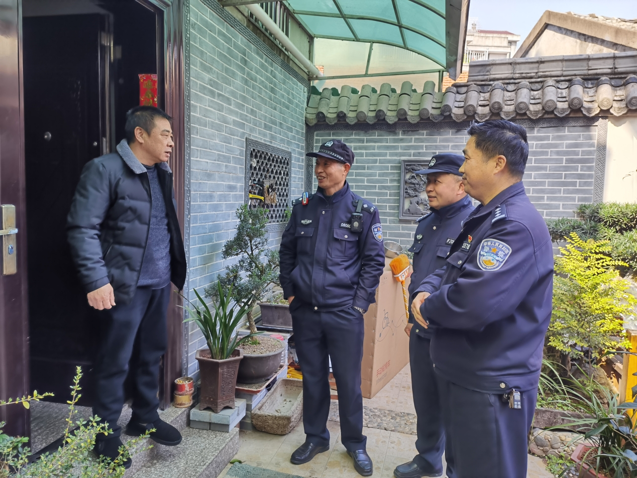 村警宣讲平安知识.jpg