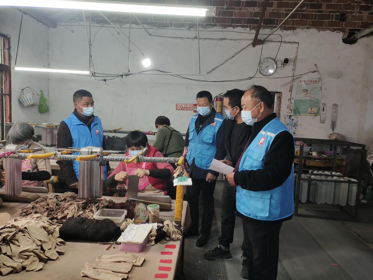 红色网格员排查消防隐患.jpg