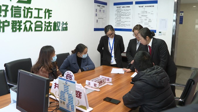 乔司街道结对法官冯妍正在指导乔司街道调解员调解一起买卖合同纠纷.jpg